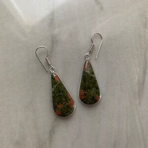 1798 Elegant Green and Red Teardrop Earrings